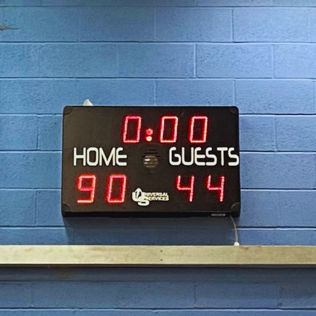 Basketball scoreboard showing Home 90, Guests 44