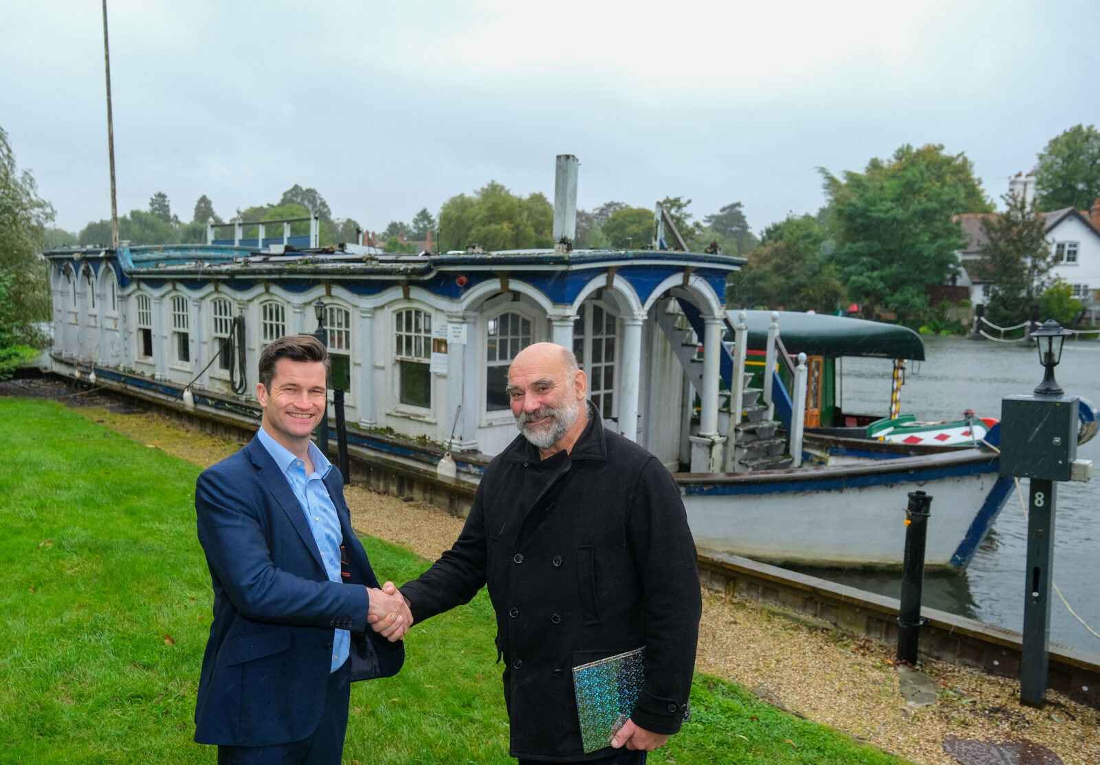 Hotel Director John Gription hands over the Magdalen Barge to new owner Paul Austin-Clark (Photo courtesy of Newbury Weekly News)